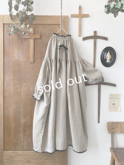 画像10: kosatofuku／リネンのスモックギャザーロングワンピース・ベージュ