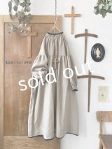 kosatofuku／リネンのスモックギャザーロングワンピース・ベージュ