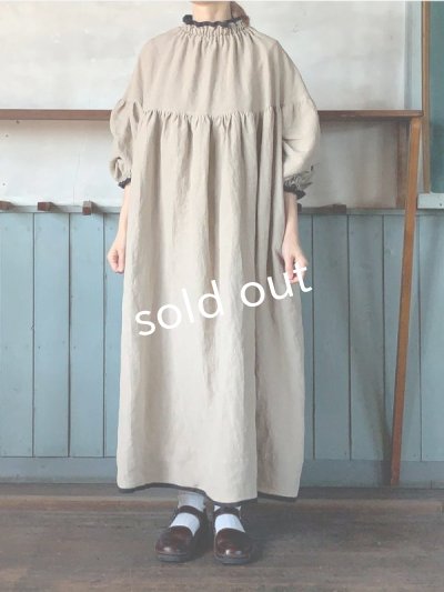 画像13: kosatofuku／リネンのスモックギャザーロングワンピース・ベージュ