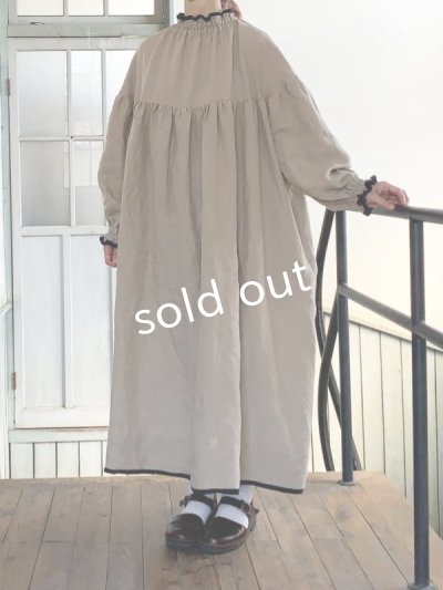 画像14: kosatofuku／リネンのスモックギャザーロングワンピース・ベージュ