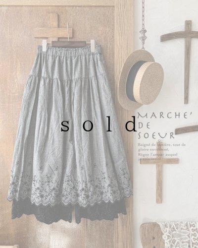 画像1: MARCHE' DE SOEUR／二枚仕立ての花刺繍スカートパンツ・ダンガリー×黒