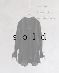 the last flower of the afternoon／静寂の滴り robe shirt・黒