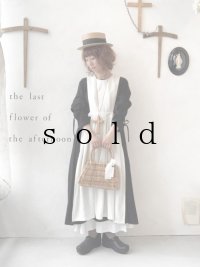 the last flower of the afternoon／月暈のpinafore vest・白練