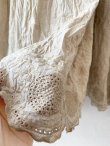 画像3: MARCHE' DE SOEUR／ギャザーポケットワンピース・黒×ベージュスカラップ刺繍 (3)