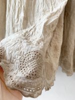 画像3: MARCHE' DE SOEUR／ギャザーポケットワンピース・黒×ベージュスカラップ刺繍 (3)