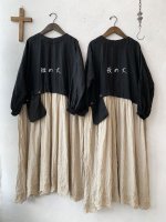 画像2: MARCHE' DE SOEUR／ギャザーポケットワンピース・黒×ベージュスカラップ刺繍 (2)