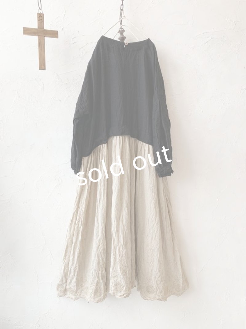 画像8: MARCHE' DE SOEUR／ギャザーポケットワンピース・黒×ベージュスカラップ刺繍 (8)