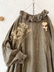 画像2: MARCHE' DE SOEUR／グレンチェックリネンラッフル襟ワンピース・ヴィンテージカーキ (2)