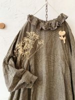 画像2: MARCHE' DE SOEUR／グレンチェックリネンラッフル襟ワンピース・ヴィンテージカーキ (2)