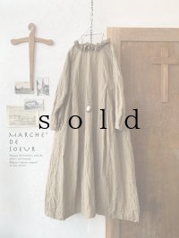 MARCHE' DE SOEUR／フリル襟のワンピース・ブラウンカーキ