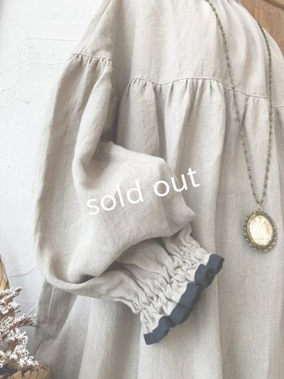 画像4: kosatofuku/リネンのスモックギャザーワンピース・ベージュ