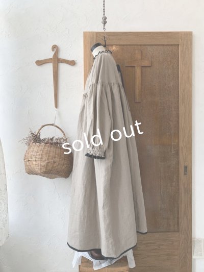 画像6: kosatofuku/リネンのスモックギャザーワンピース・ベージュ