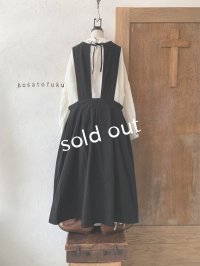 kosatofuku／サイドオープンのプリーツエプロンワンピース・ブラック