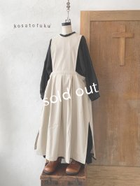 kosatofuku／サイドオープンのプリーツエプロンワンピース・生成り