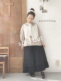 kosatofuku／プリーツカラーとレース切替のブラウス・キナリ