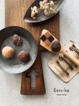 画像1: ecru-ke／木彫りのクッキーブローチ (1)