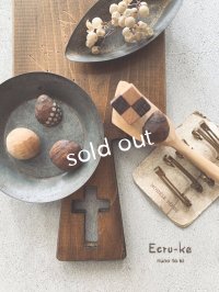 ecru-ke／木彫りのクッキーブローチ