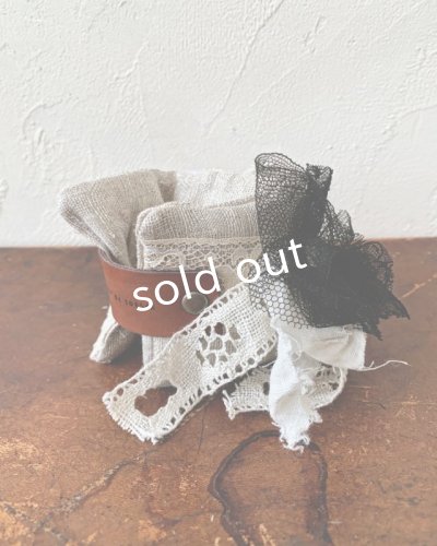 画像6: pollenbienco/アンティークレースと本革のクッションブレスレット・B