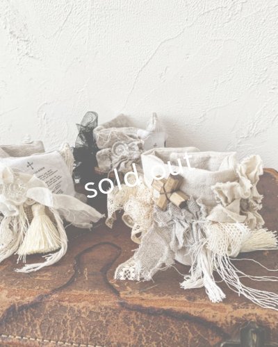 画像8: pollenbienco/アンティークレースと本革のクッションブレスレット・B