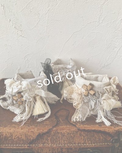 画像7: pollenbienco/アンティークレースと本革のクッションブレスレット・B