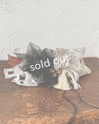 画像4: pollenbienco/アンティークレースと本革のクッションブレスレット・B