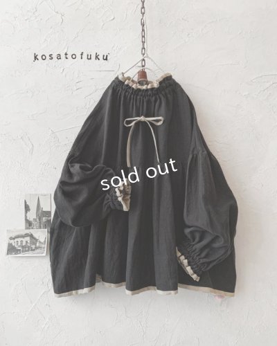 画像1: kosatofuku／リネンのスモックギャザーブラウス・ブラック