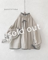 kosatofuku／リネンのスモックギャザーブラウス・ベージュ
