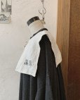 画像2: mifumi／当店限定 クロスステッチ刺繍の付け襟（スケキヨブローチ付）・オフ (2)
