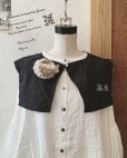 画像1: mifumi／当店限定 クロスステッチ刺繍の付け襟（スケキヨブローチ付）・黒 (1)