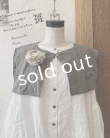 mifumi／当店限定 クロスステッチ刺繍の付け襟（スケキヨブローチ付）・グレー