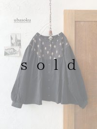 ubasoku/森の刺繍コーデュロイプルオーバー・ブラック