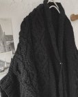 画像2: nepal hand knit/ニットポンチョ・ブラック【フランスアンティーク・エパングル付】 (2)