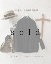 nepal hand knit/ニットポンチョ・ブラック【フランスアンティーク・エパングル付】