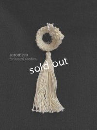 toromeco／草木染め tiny wreath & tassel brooch・smoky yellow