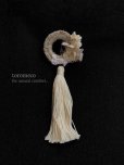 画像1: toromeco／草木染め tiny wreath & tassel brooch・ecru (1)