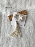 画像2: toromeco／草木染め tiny wreath & tassel brooch・ecru (2)