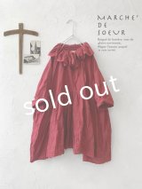 MARCHE' DE SOEUR／大きなラッフル襟プルオーバー・ファナージュダークレッド