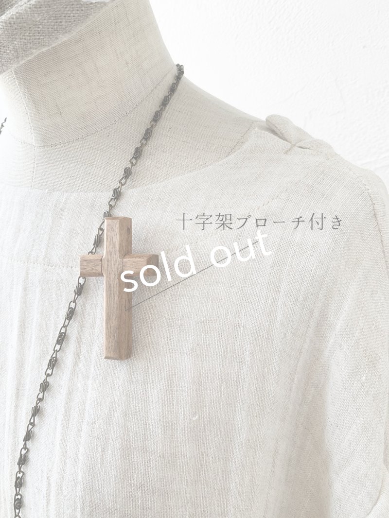画像4: MARCHE' DE SOEUR／木の十字架ブローチ付きギャザーワンピース・生成りダブルガーゼ (4)