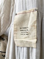 画像3: MARCHE' DE SOEUR／木の十字架ブローチ付きギャザーワンピース・生成りダブルガーゼ (3)