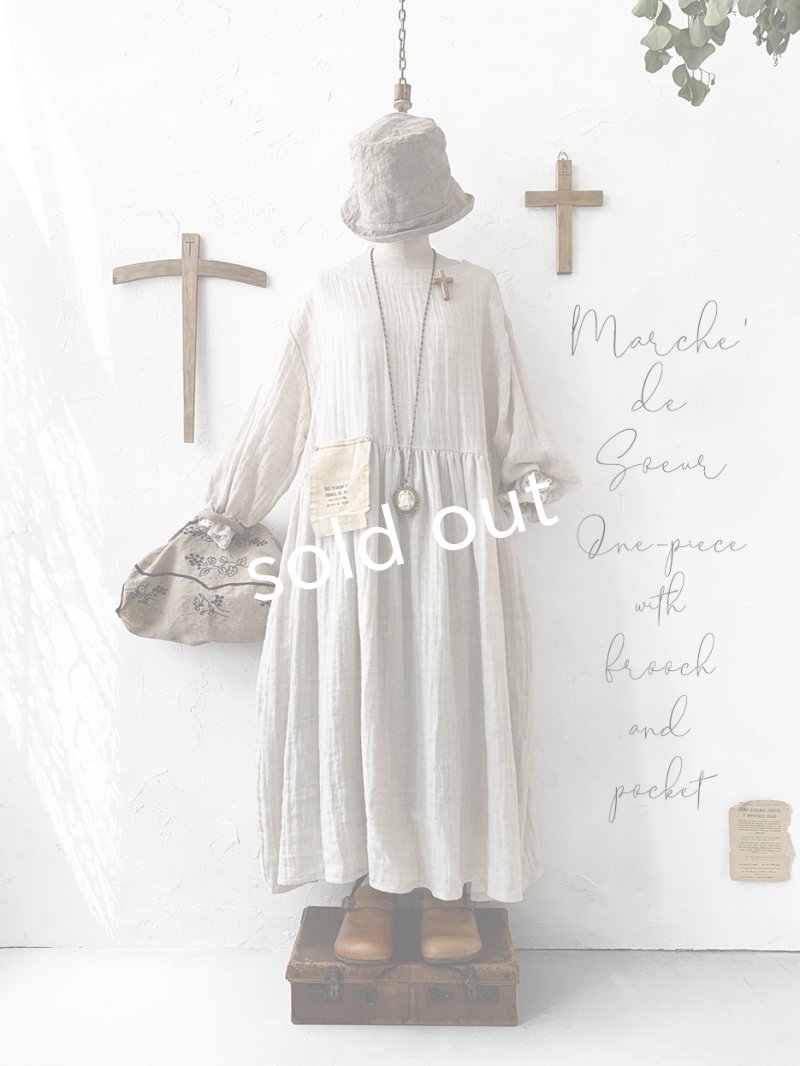 画像1: MARCHE' DE SOEUR／木の十字架ブローチ付きギャザーワンピース・生成りダブルガーゼ (1)