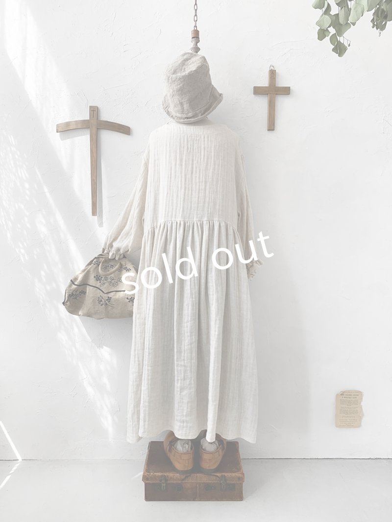 画像9: MARCHE' DE SOEUR／木の十字架ブローチ付きギャザーワンピース・生成りダブルガーゼ (9)