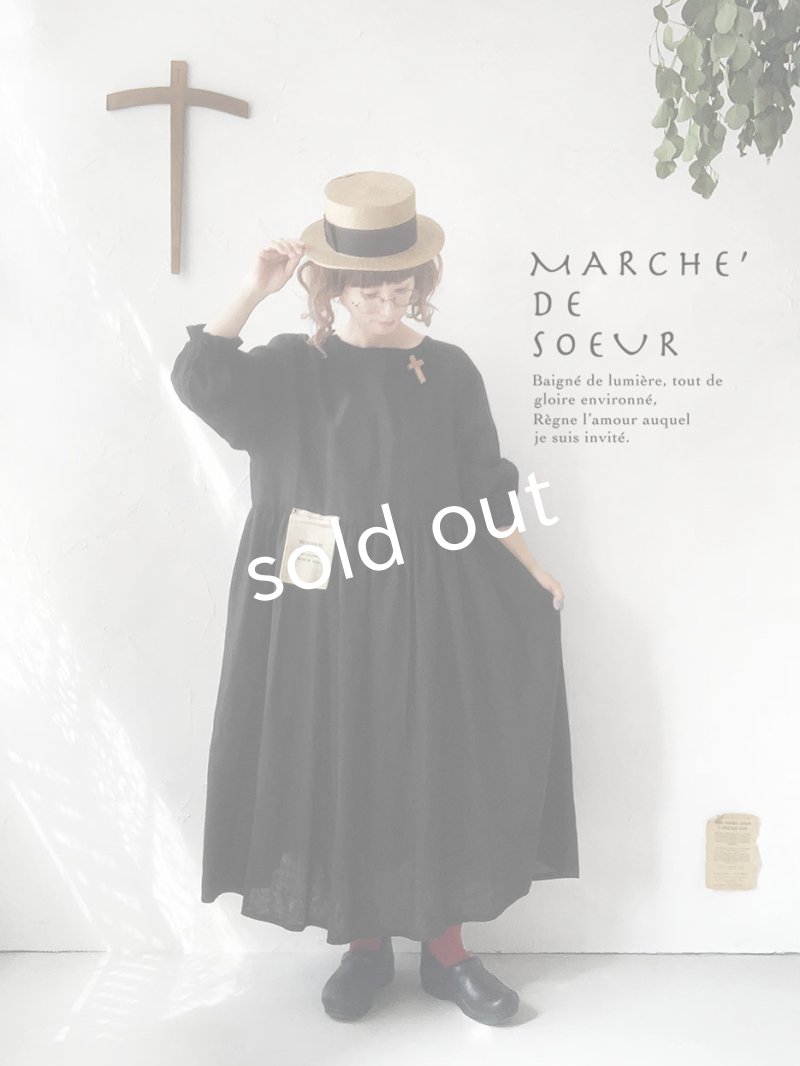 画像2: MARCHE' DE SOEUR／木の十字架ブローチ付きギャザーワンピース・黒 (2)