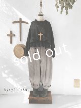 kosatofuku／肩ボタンのギャザーブラウス・黒
