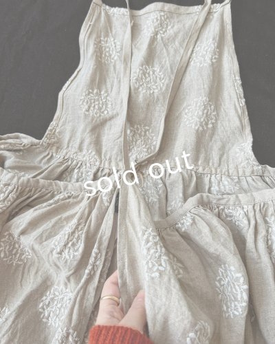 画像9: mifumi/森のぼおる*クロスギャザーのエプロンワンピース・生成り