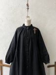 画像2: nous rendent heureux／フリル襟ピンタックワンピース・黒 (2)