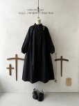 画像1: nous rendent heureux／フリル襟ピンタックワンピース・黒 (1)