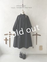nous rendent heureux／フリル襟ピンタックワンピース・黒