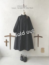 nous rendent heureux／フリル襟ピンタックワンピース・黒