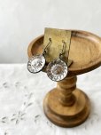 画像2: caco grass works／ヴィンテージガラスボタンのピアス (2)