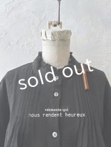 nous rendent heureux／フリル襟ピンタックブラウス・黒